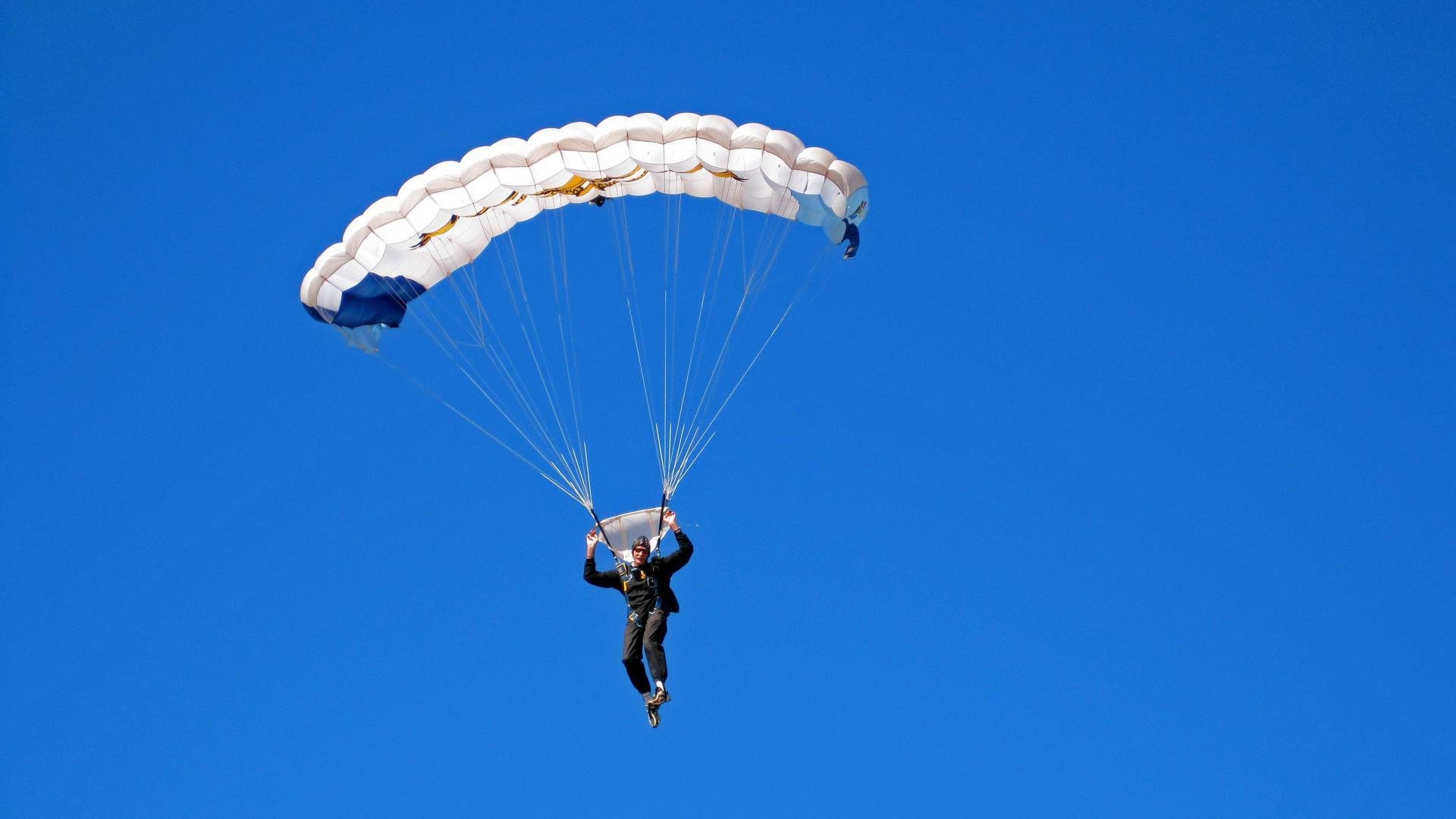 中国青少年篮球培训中心通过国际合作引入先进理念，中国青少年篮球训练营