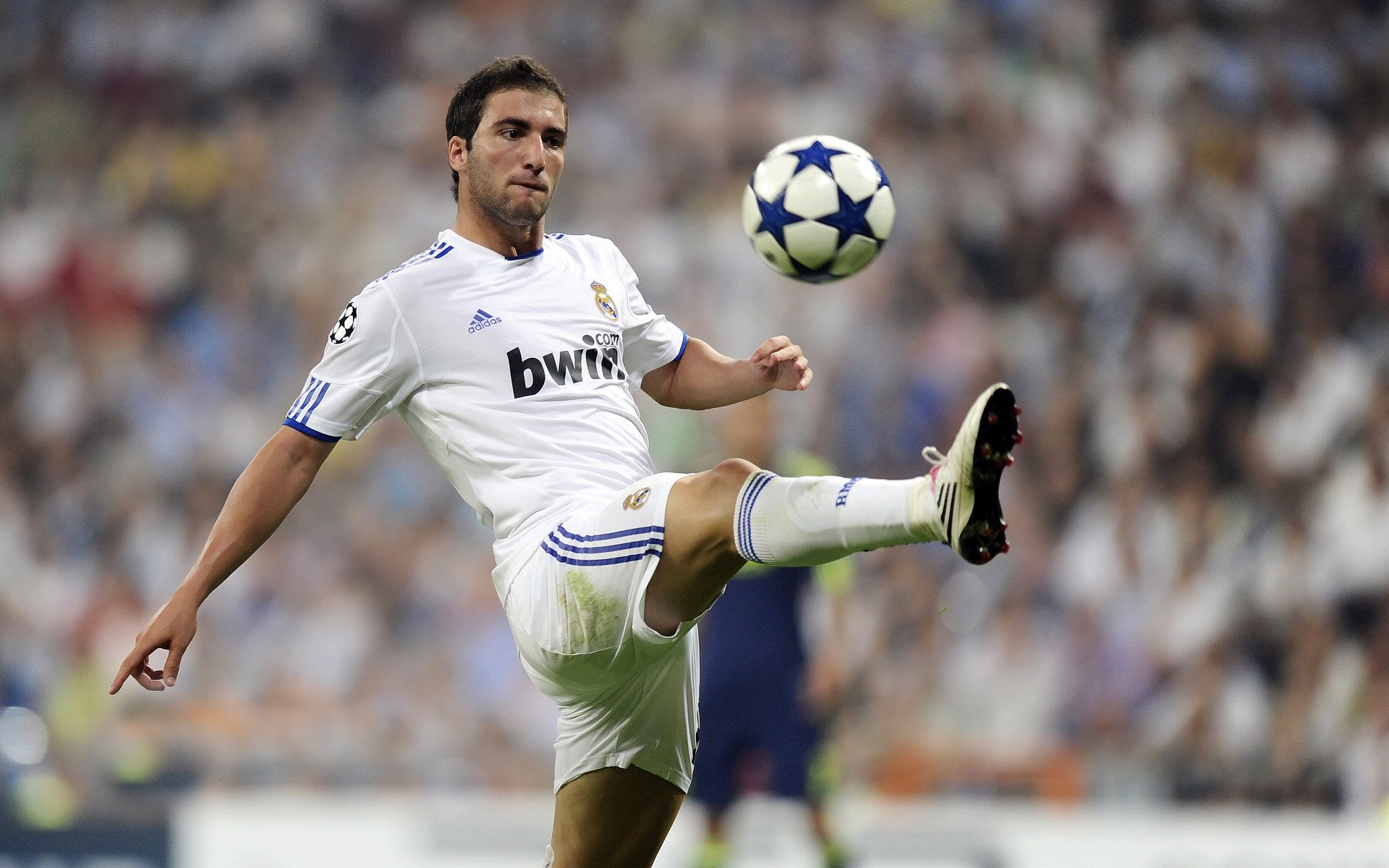 广州恒大客场战胜对手，继续保持领先优势，广州恒大新球场最新消息